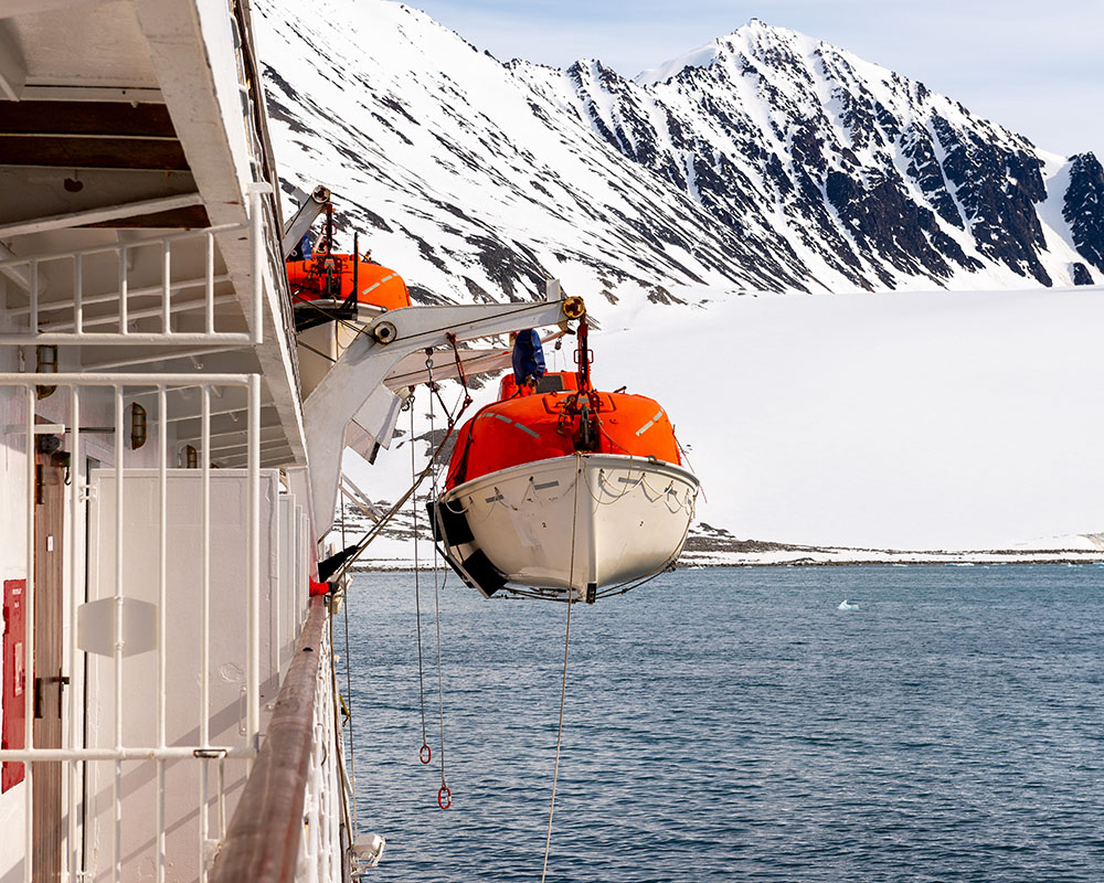 Bote salvavidas en un barco en el ártico